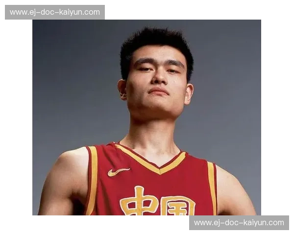 亚洲巨人的对决：姚明与哈达迪，谁是中国男篮的“第一中锋”？